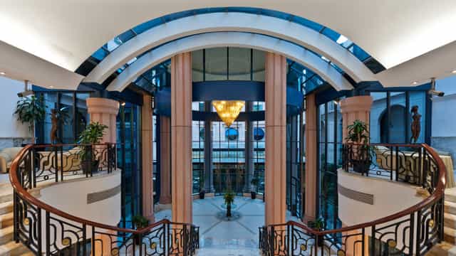 Grand atrium at Marquis Reforma hotel, ideal for luxury corporate event registration and receptions.