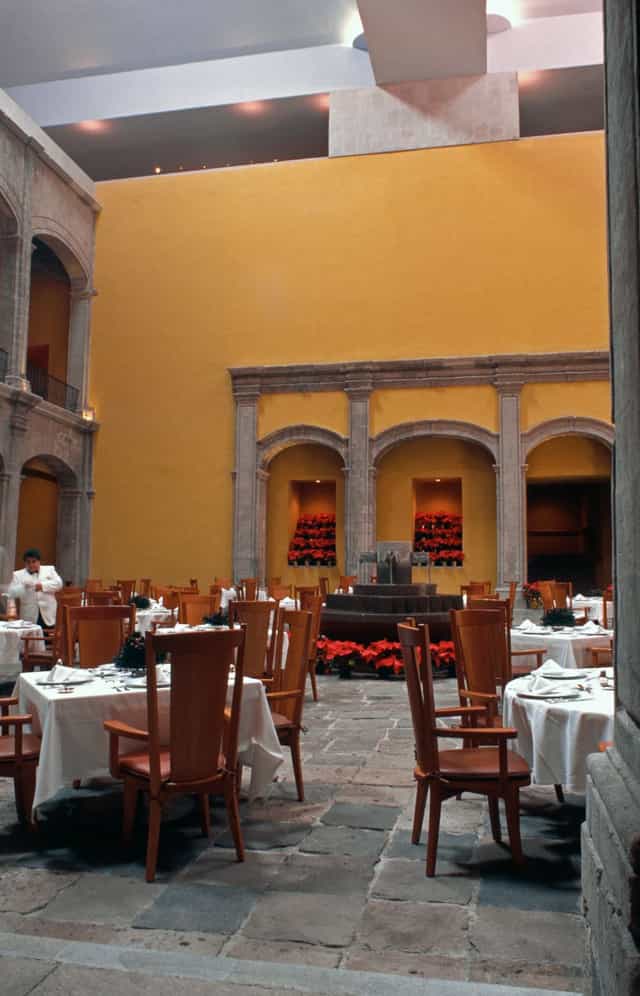 Upscale gala venue at Club de Banqueros de México featuring classic architectural courtyard.