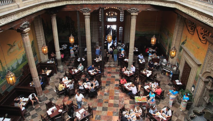 Sanborns Restaurant with high ceilings: ideal venue for casual dining and group networking events.