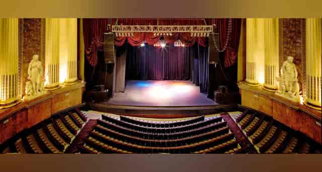 Teatro Metropolitan concert hall: proscenium theater stage for keynote presentations and events.