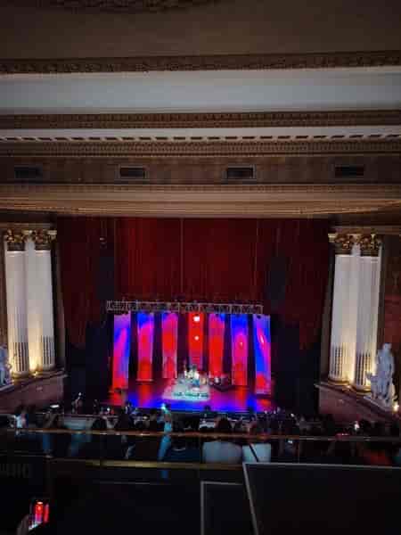 Ornate Teatro Metropolitan concert hall with LED backdrop for corporate events and gala keynotes.