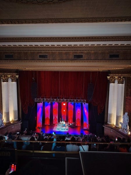 Ornate Teatro Metropolitan concert hall with LED backdrop for corporate events and gala keynotes.