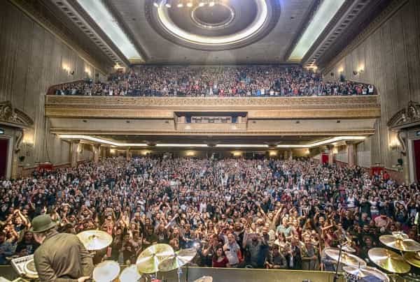 Sold-out performance at Teatro Metropolitan historic theater, orchestra and balcony capacity.