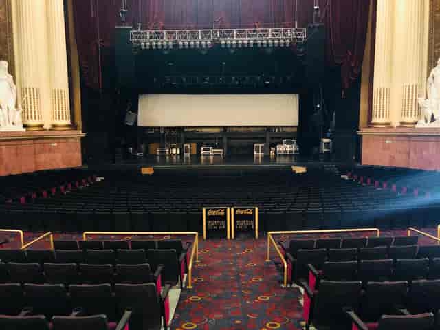 Teatro Metropólitan tiered stage, ideal for corporate events and keynote presentations.