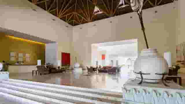 White Ball Room / Foyer