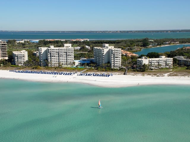 Lagoon Lawn beachfront venue for luxury corporate retreats and incentive events.