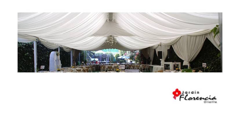 Elegant marquee event space in Jardín Florencia with chandelier for upscale weddings and garden parties.
