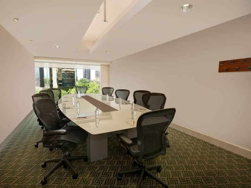 Boardroom for 10 with natural light at Grand Fiesta Americana Chapultepec for corporate meetings.