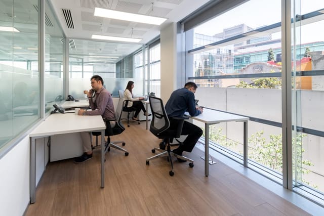 Dedicated desk at Spaces Prado Sur: individual productivity workspace for corporate meetings.