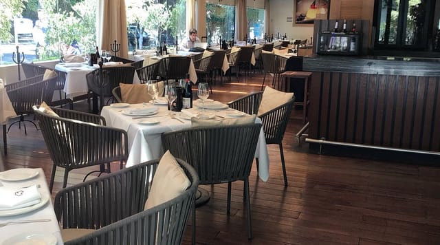 La Mansión restaurant interior for business lunches and networking events.