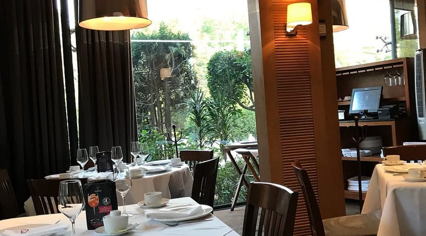 Elegant La Mansión restaurant with white linens, ideal for corporate breakfast or VIP lunch.