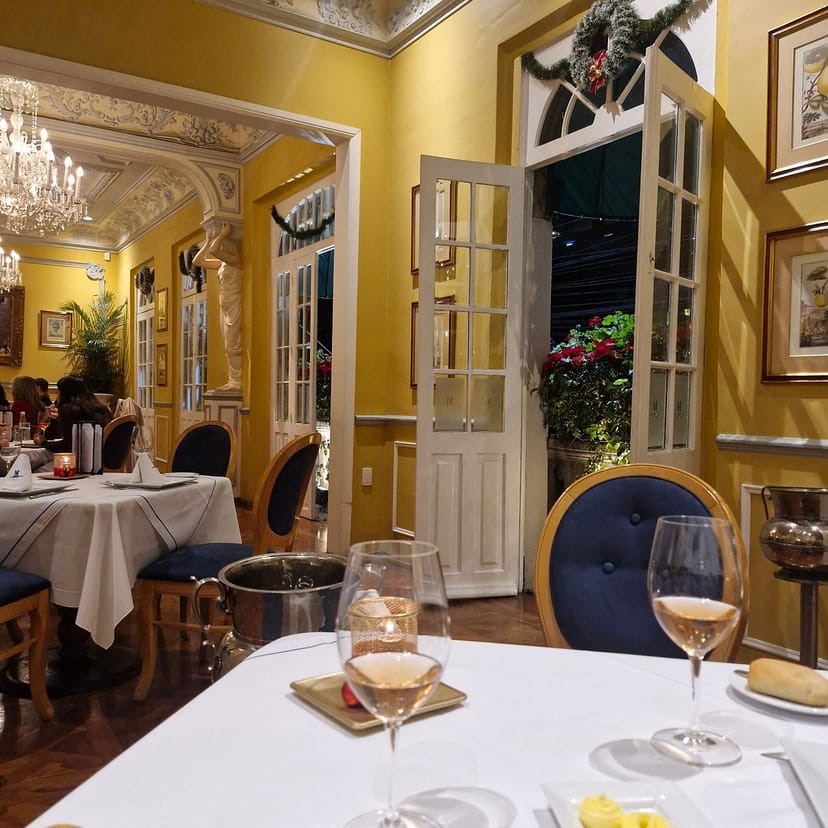 Les Moustaches dining room: elegant corporate dinner venue for high-end events.