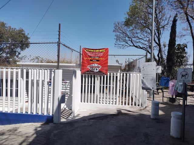 Centro Interactivo Ampliación Piloto community center with industrial fencing for event hosting.