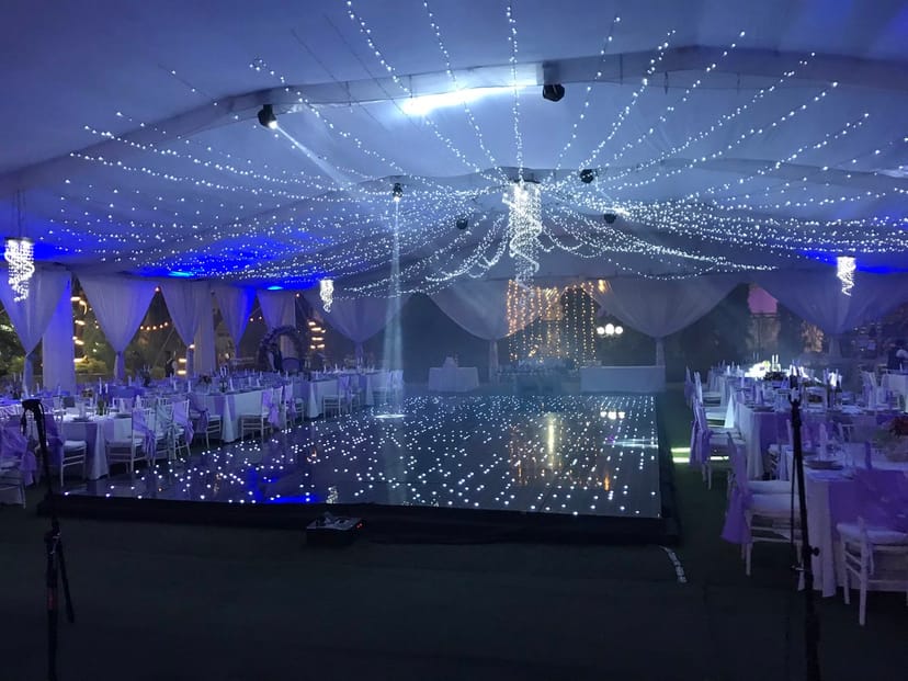 Quinta las Águilas gala: fiber-optic marquee and LED dance floor for luxury weddings.