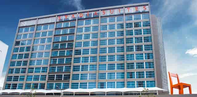 Modern Fuego venue at Stadia Suites Mexico City, ideal for corporate roadshows and room blocks.