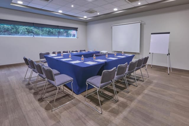 U-shape meeting room with projector at City Express Plus Insurgentes Sur for professional events.