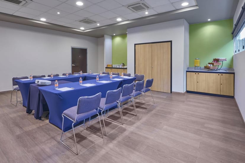 U-shape meeting room with refreshment station at City Express Plus Insurgentes Sur for workshops.