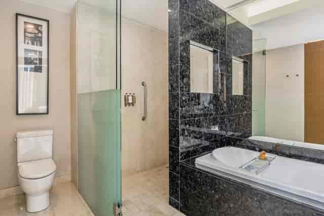 Accessible hotel bathroom with stone shower at Live Aqua CDMX, perfect for luxury event lodging.