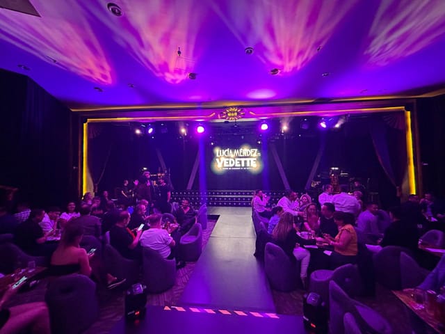 Foro Stelaris concert hall: stage and cabaret seating for corporate events and evening shows.