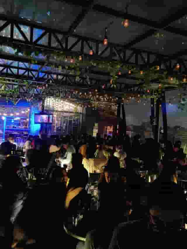Live music bar