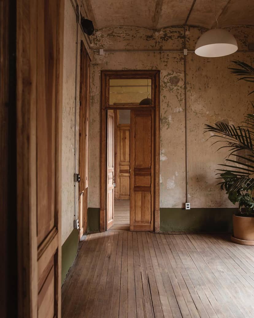 Raw boutique venue at Dolores 54, ideal for industrial event spaces and creative production.