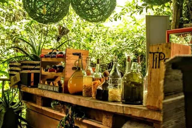 Rustic pop-up bar at Dolores 54 for eco-friendly outdoor events and boutique receptions.