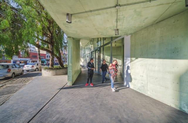 Modern ESPAC venue entrance with covered drop-off zone for event registration and flow management.