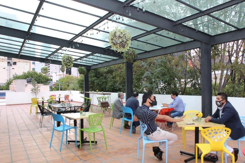 Casa Anzures semi-outdoor dining area, ideal for networking and coworking events.