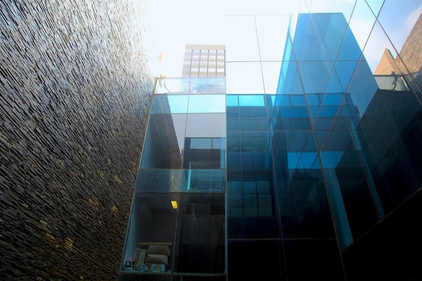 Modern courtyard at NEO Offices Polanco for chic cocktail receptions and networking events.