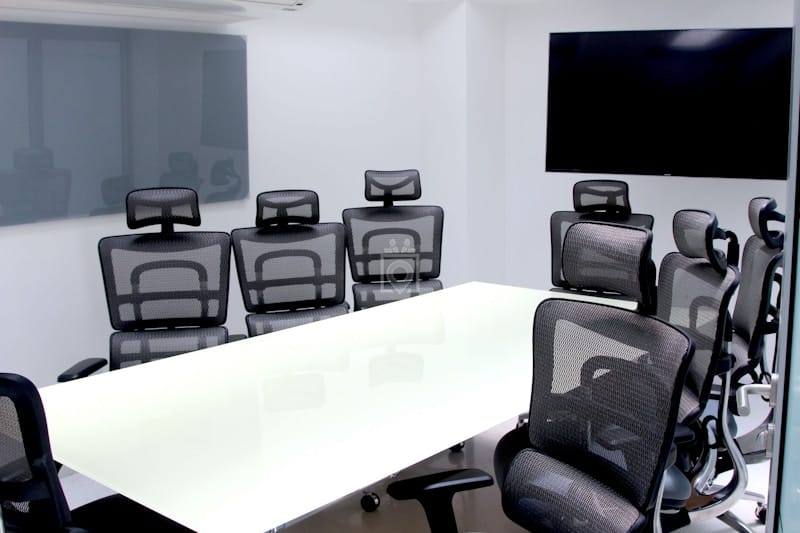 Modern boardroom in NEO Offices Polanco with wall-mounted display for corporate meetings.