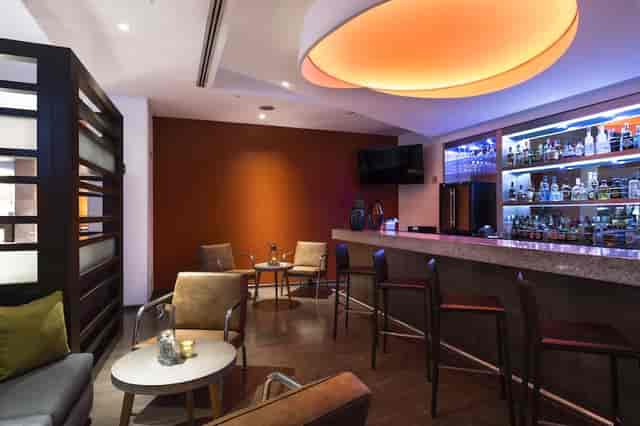 Modern bar at Restaurante Aktuel, ideal for VIP receptions and post-conference networking events.