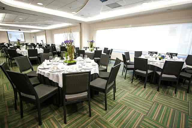 Hotel Novit banquet hall with round-table seating for corporate luncheons and gala events.