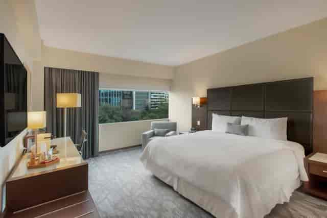 Modern hotel room with work desk at Terraza Lounge, ideal for corporate travel and business events.