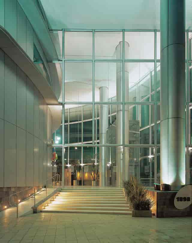 Modern glass atrium at Siglum Tower for corporate reception and event registration.