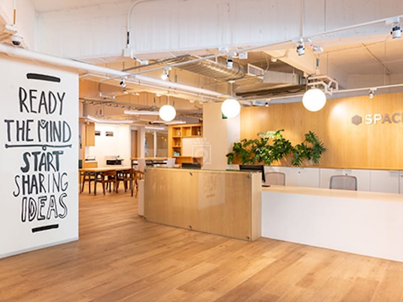 Modern business center with open-plan breakout space for agile workshops and corporate off-sites.