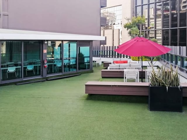 Espacios de Oficina Arquimedes hybrid boardroom with outdoor terrace for meetings and events.