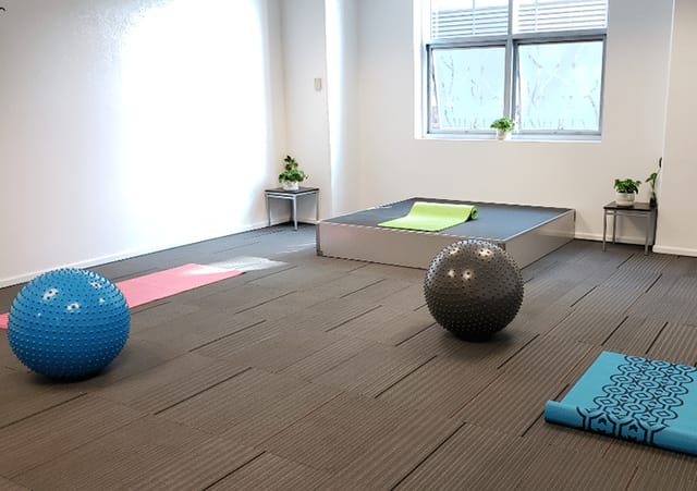 German Centre Mexico wellness meeting room with instructor platform for corporate fitness events.