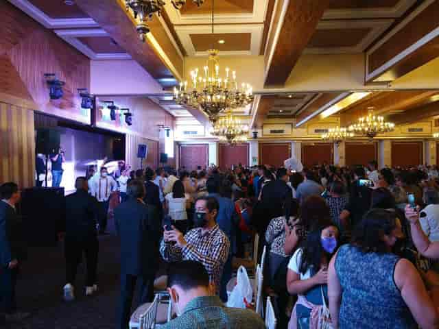 Salón Candiles ballroom at Palacio La Rochelle hosting a crowded networking event.