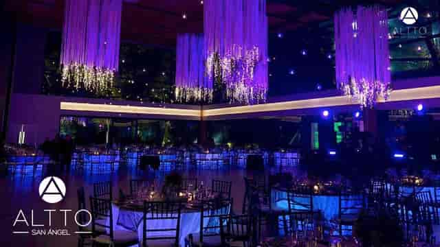 High-end gala at Sociales Altto San Ángel with dramatic ribbon chandeliers for luxury events.
