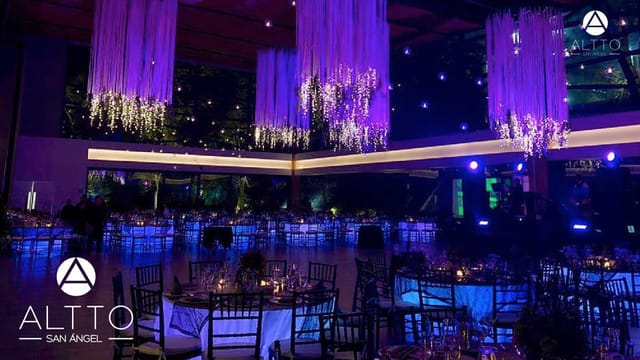 High-end gala at Sociales Altto San Ángel with dramatic ribbon chandeliers for luxury events.