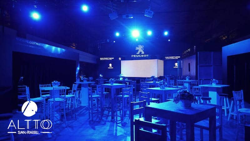 Sociales Altto San Ángel corporate networking reception with cocktail tables and blue lighting.