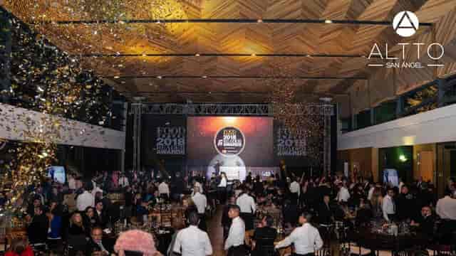 Gala dinner with confetti at Corporativos Altto San Ángel, professional awards event venue.
