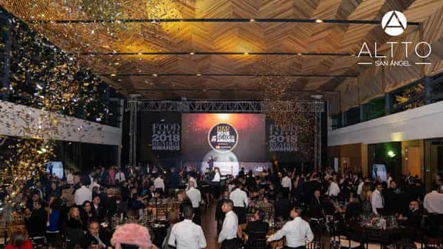Gala dinner with confetti at Corporativos Altto San Ángel, professional awards event venue.