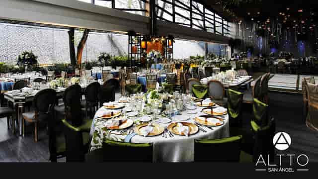 Luxury Altto San Ángel wedding venue with velvet seating and elegant tablescapes for upscale galas.