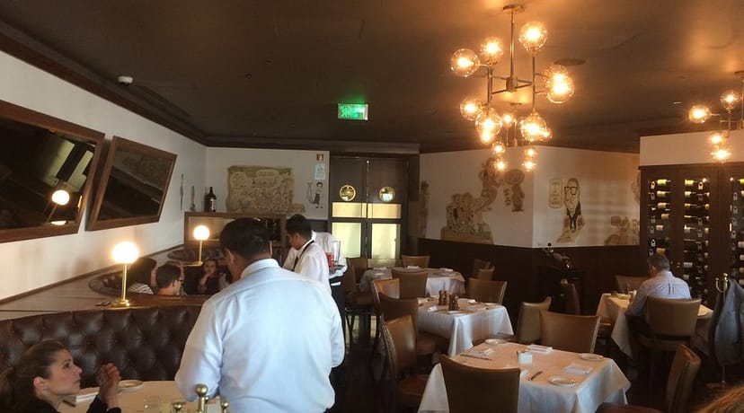 Sophisticated Restaurant in The Palm: Ideal setting for private business lunches and networking.