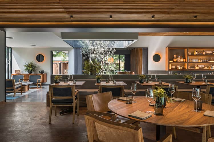 Modern Pujol dining room with natural textures, ideal for executive dinners and corporate retreats.