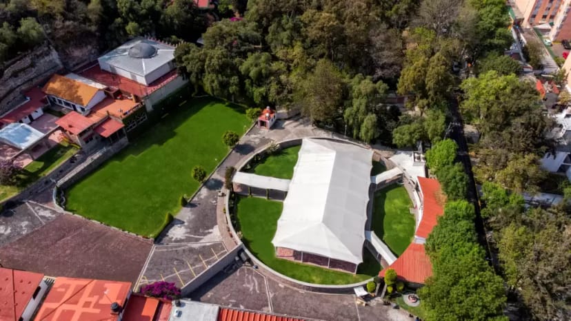 Tented garden venue at Finca La Gloria for weddings and corporate events.