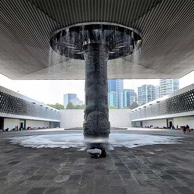 Open-air plaza with water feature at Centro Cinia Gonzalez Diez for corporate events and receptions.