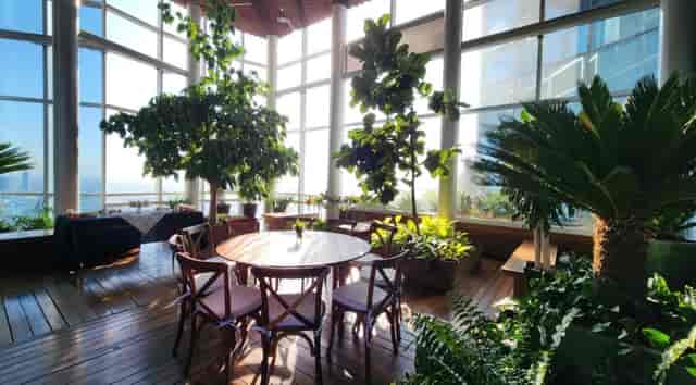 Terraza breakout session venue with biophilic design for corporate meetings and workshops.