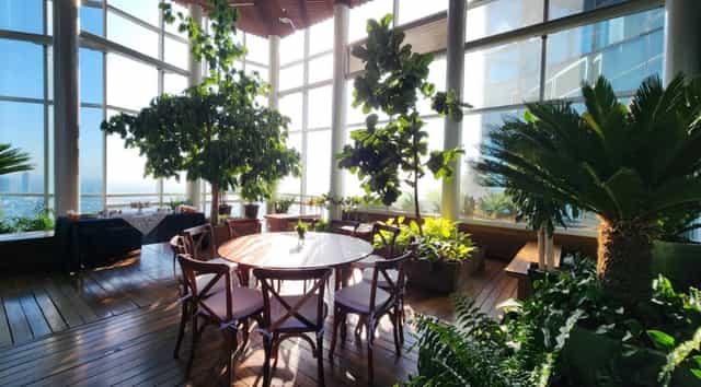 Terraza breakout session venue with biophilic design for corporate meetings and workshops.